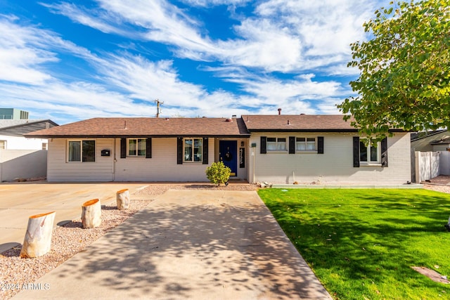 ranch-style house featuring a front yard