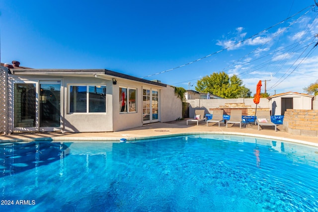 view of swimming pool featuring a shed