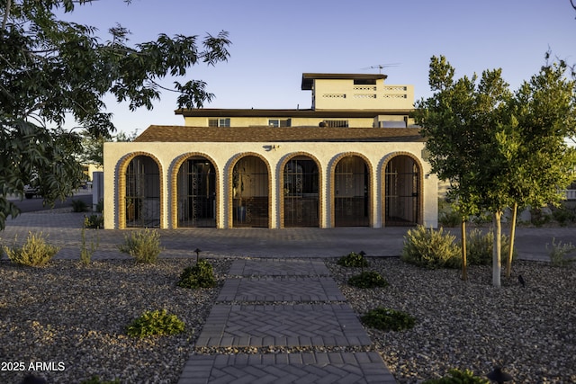 view of front facade featuring stucco siding