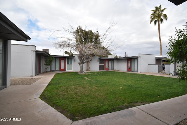 view of front of home featuring a front lawn