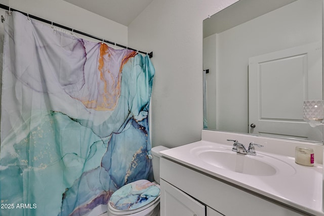 full bath with a shower with shower curtain, vanity, and toilet