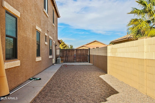 view of yard featuring a patio area