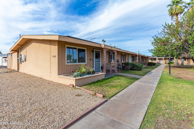 view of front of property featuring a front yard