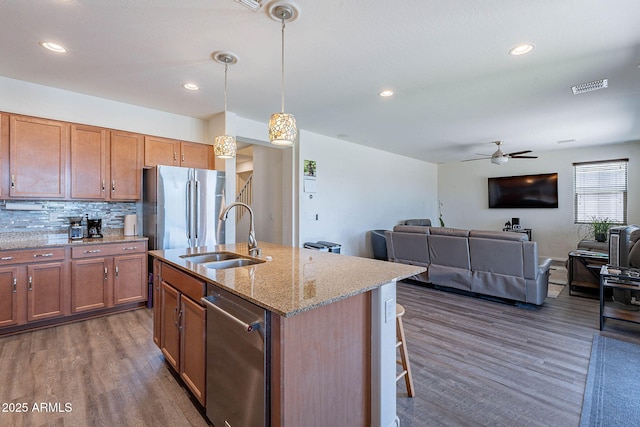 kitchen featuring a sink, dark wood finished floors, appliances with stainless steel finishes, ceiling fan, and recessed lighting
