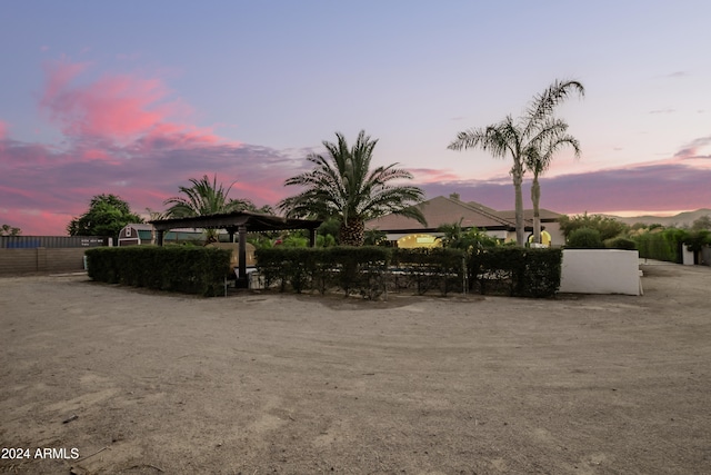 view of yard at dusk