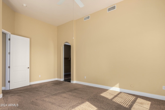 carpeted empty room featuring ceiling fan