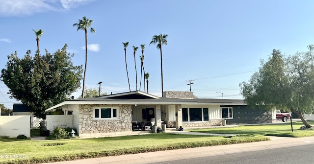 single story home with a front yard