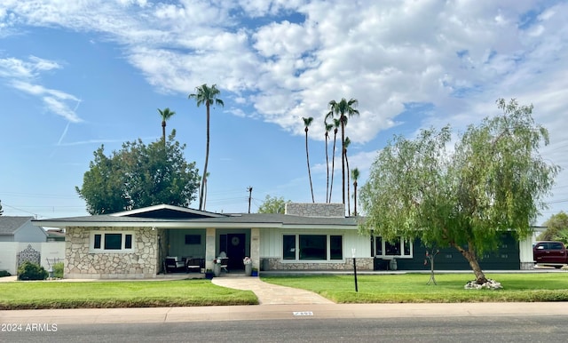 single story home with a front lawn