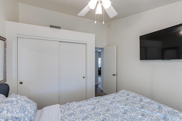 bedroom with a ceiling fan, a closet, and visible vents