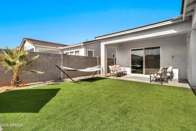 view of yard featuring a patio area