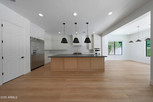 2859 E Los Altos Rd, Gilbert, AZ 85297 - kitchen featuring stainless steel appliances, dark countertops, open floor plan, light wood finished floors, and recessed lighting