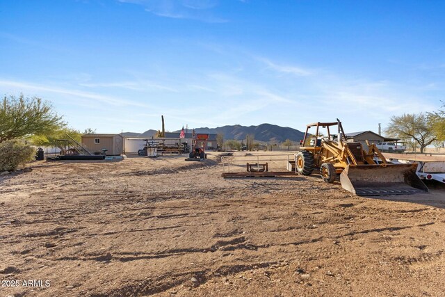 view of yard with a mountain view