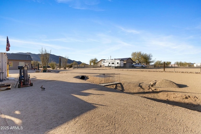 view of yard featuring a mountain view