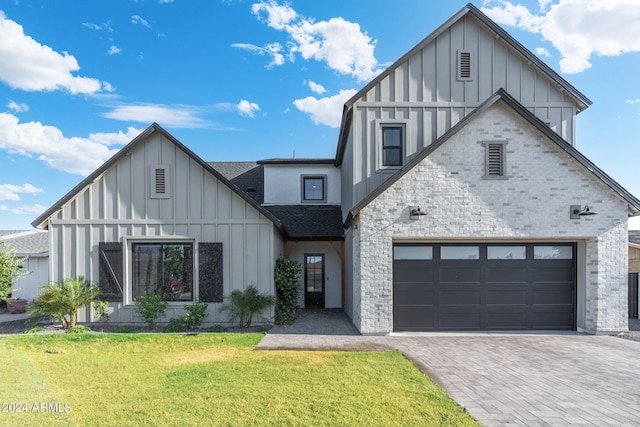 view of front of home featuring a front yard and a garage