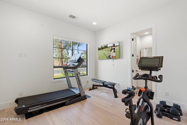 exercise area with light hardwood / wood-style floors