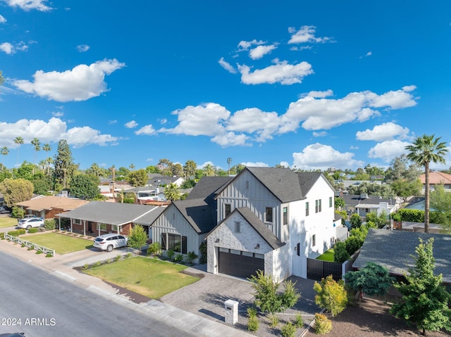 view of front of property featuring a front lawn