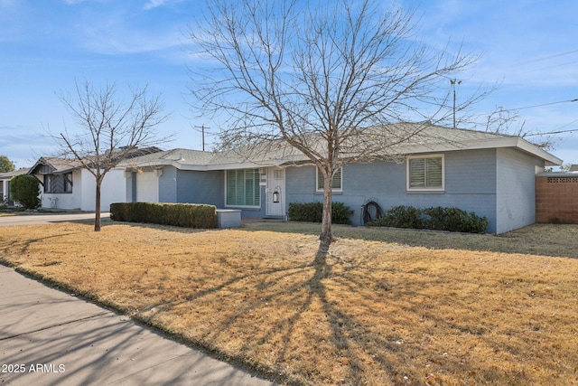 single story home featuring a front lawn