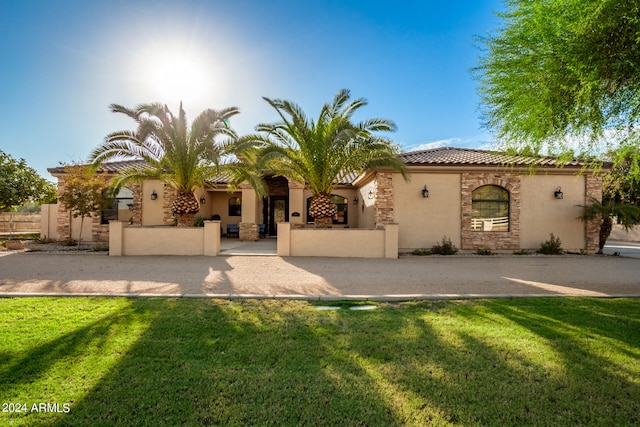 view of front of home featuring a front lawn