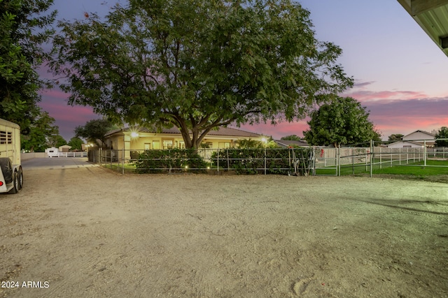 view of yard at dusk