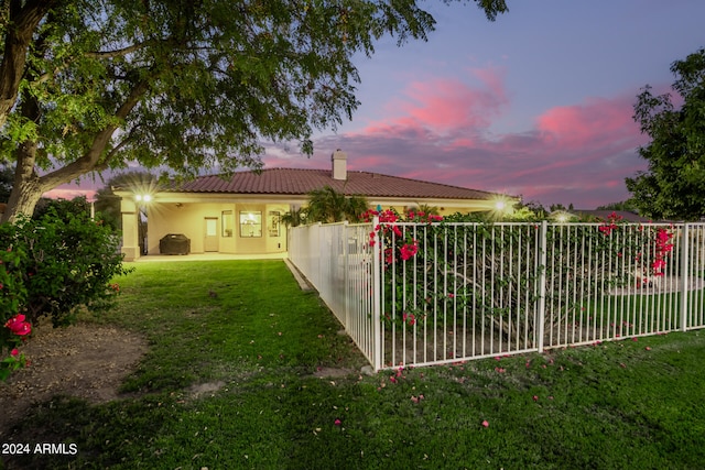 view of yard at dusk