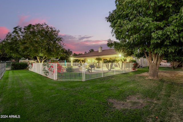 view of yard at dusk