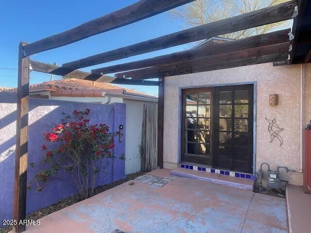 entrance to property with stucco siding