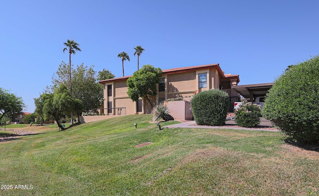 10410 N Cave Creek Rd Unit 2220, Phoenix, AZ 85020 - view of front facade with stucco siding, a front yard, and a tiled roof