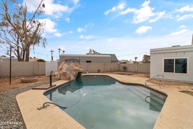 view of swimming pool