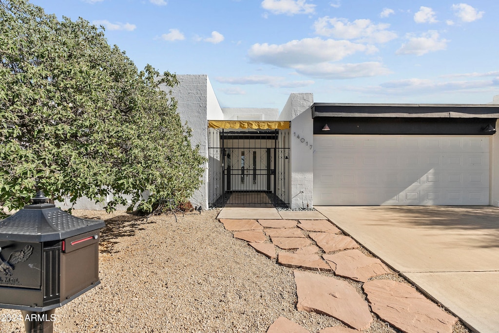 view of front facade featuring a garage