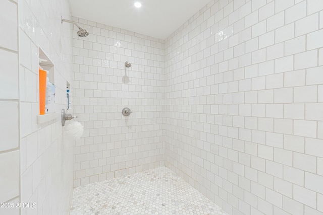 bathroom featuring a tile shower