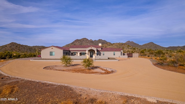 view of front of house featuring a mountain view