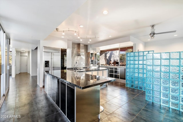 kitchen featuring a kitchen bar, tasteful backsplash, plenty of natural light, and a spacious island