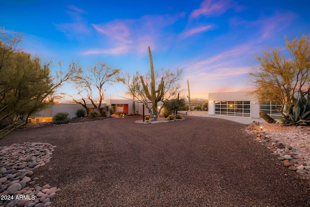 view of yard at dusk