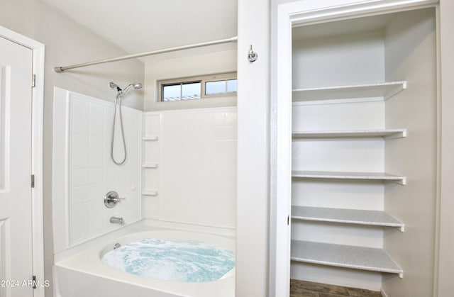 bathroom with bathtub / shower combination