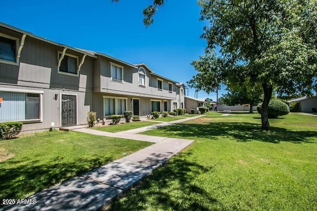 2645 W Elm St, Phoenix, AZ 85017 - view of property's community featuring a yard