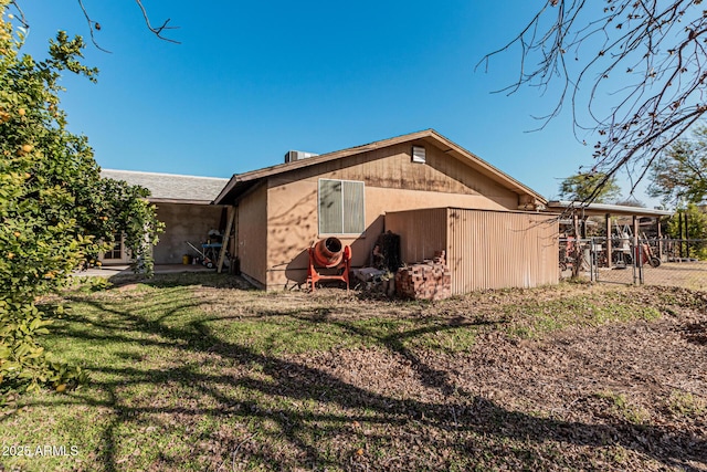 back of house featuring a yard