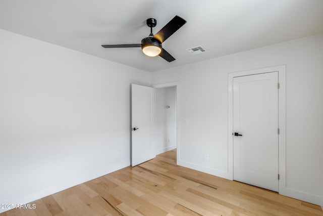 unfurnished bedroom featuring visible vents, light wood-type flooring, baseboards, and ceiling fan