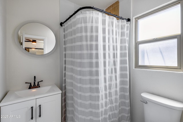 full bathroom with toilet, a ceiling fan, a shower with shower curtain, and vanity