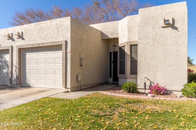 view of front of property featuring a front yard and a garage