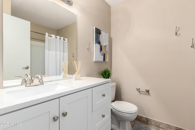 bathroom featuring vanity, toilet, a shower with curtain, and baseboards