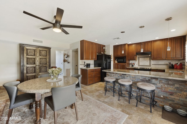 dining room with recessed lighting, visible vents, and ceiling fan