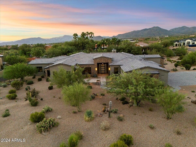 view of front of property featuring a mountain view