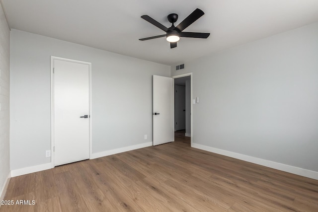 unfurnished bedroom featuring light wood-style floors, baseboards, visible vents, and a ceiling fan