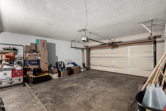 6207 N 21st Dr, Phoenix, AZ 85015 - garage featuring a garage door opener