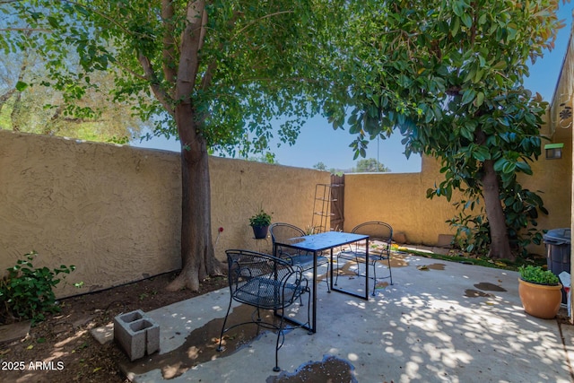 6207 N 21st Dr, Phoenix, AZ 85015 - view of patio / terrace featuring a fenced backyard and outdoor dining area
