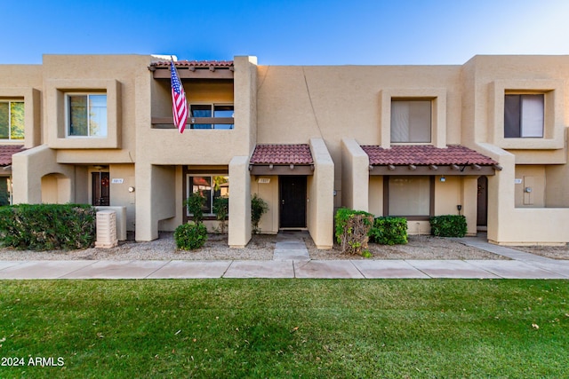 view of front of house with a front yard