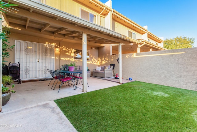 view of yard featuring a patio