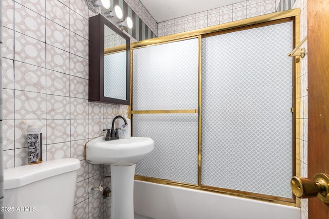 bathroom with backsplash, enclosed tub / shower combo, tile walls, and toilet