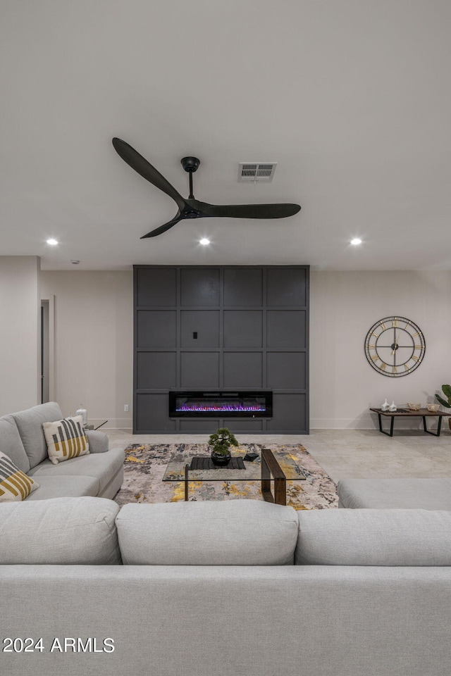 living room featuring ceiling fan, baseboards, visible vents, and recessed lighting