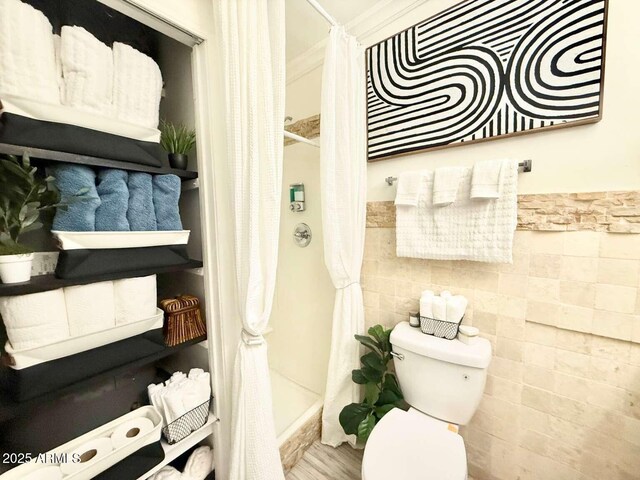 2150 W Missouri Ave Unit 120, Phoenix, AZ 85015 - full bath featuring tile walls, toilet, a wainscoted wall, and shower / bathtub combination with curtain